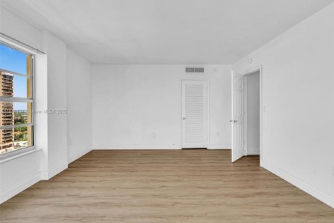 Condo in Miami, Florida, 2 bedrooms  № 1980220 - photo 14