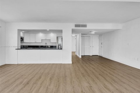Condo in Miami, Florida, 2 bedrooms  № 1980220 - photo 6