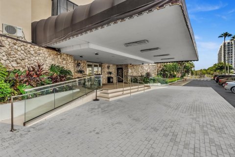 Condo in Miami, Florida, 2 bedrooms  № 1980220 - photo 30