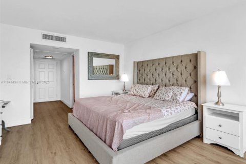 Condo in Miami, Florida, 2 bedrooms  № 1980220 - photo 25