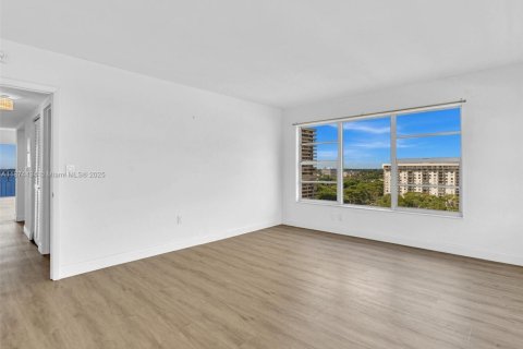 Condo in Miami, Florida, 2 bedrooms  № 1980220 - photo 12