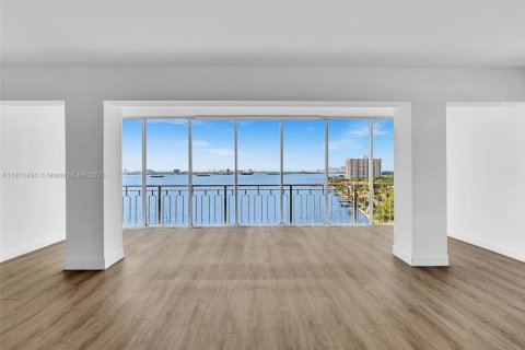 Condo in Miami, Florida, 2 bedrooms  № 1980220 - photo 2