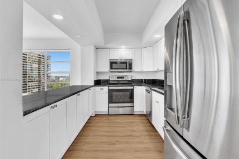 Condo in Miami, Florida, 2 bedrooms  № 1980220 - photo 3