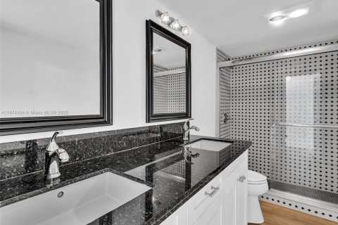 Condo in Miami, Florida, 2 bedrooms  № 1980220 - photo 17