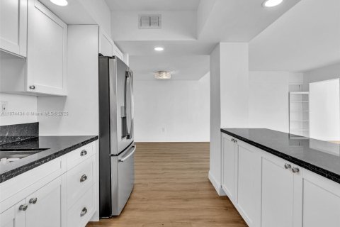 Condo in Miami, Florida, 2 bedrooms  № 1980220 - photo 5