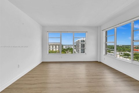 Condo in Miami, Florida, 2 bedrooms  № 1980220 - photo 13