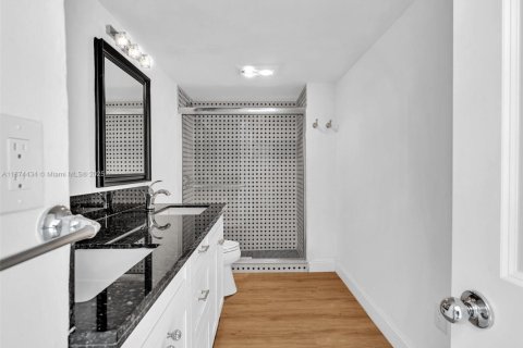 Condo in Miami, Florida, 2 bedrooms  № 1980220 - photo 16