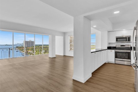 Condo in Miami, Florida, 2 bedrooms  № 1980220 - photo 1