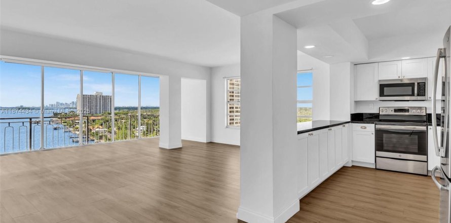 Condo in Miami, Florida, 2 bedrooms  № 1980220