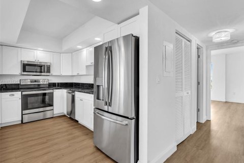 Condo in Miami, Florida, 2 bedrooms  № 1980220 - photo 11