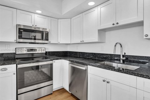 Condo in Miami, Florida, 2 bedrooms  № 1980220 - photo 4