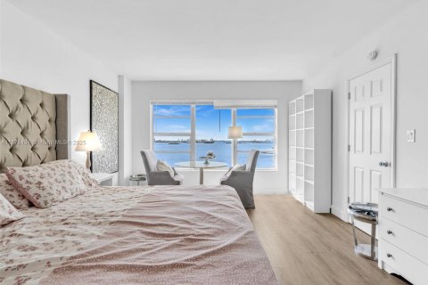 Condo in Miami, Florida, 2 bedrooms  № 1980220 - photo 22