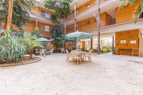 Apartment in Winter Park, Florida 2 bedrooms, 102.19 sq.m. № 2401293 - photo 2