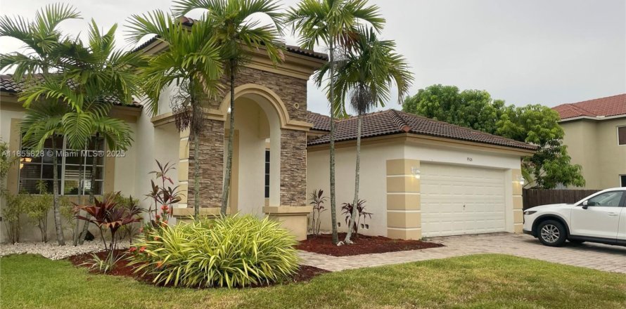 House in Cutler Bay, Florida 4 bedrooms, 198.44 sq.m. № 1880325