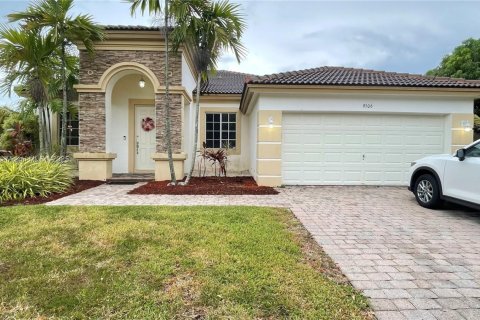 House in Cutler Bay, Florida 4 bedrooms, 198.44 sq.m. № 1880325 - photo 2