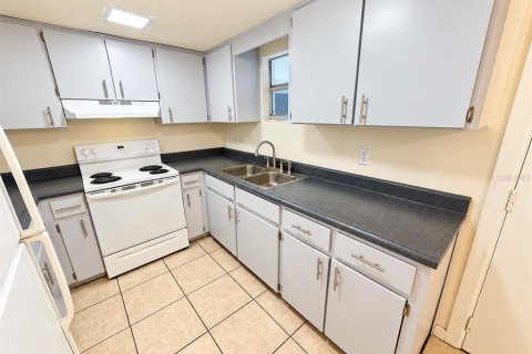 House in Brandon, Florida 1 bedroom, 79.71 sq.m. № 2395544 - photo 3
