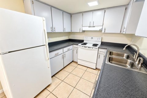 House in Brandon, Florida 1 bedroom, 79.71 sq.m. № 2395544 - photo 4