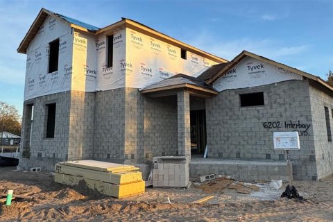 House in Tampa, Florida 5 bedrooms, 261.06 sq.m. № 2098467