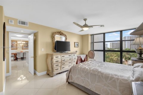 Condo in Hallandale Beach, Florida, 2 bedrooms  № 2061863 - photo 25