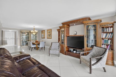 Condo in Hallandale Beach, Florida, 2 bedrooms  № 2061863 - photo 14