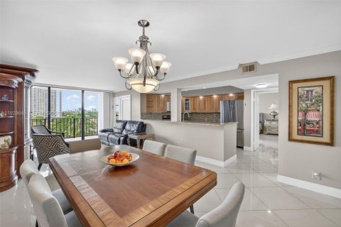 Condo in Hallandale Beach, Florida, 2 bedrooms  № 2061863 - photo 3