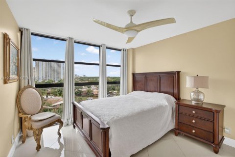 Condo in Hallandale Beach, Florida, 2 bedrooms  № 2061863 - photo 16