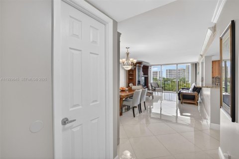 Condo in Hallandale Beach, Florida, 2 bedrooms  № 2061863 - photo 28