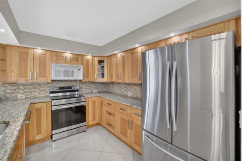 Condo in Hallandale Beach, Florida, 2 bedrooms  № 2061863 - photo 6