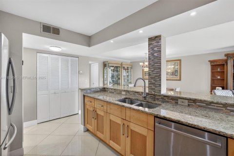 Condo in Hallandale Beach, Florida, 2 bedrooms  № 2061863 - photo 8