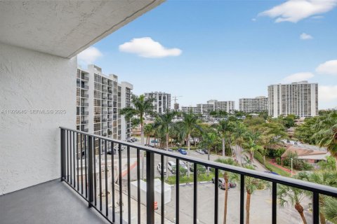 Condo in Hallandale Beach, Florida, 2 bedrooms  № 2061863 - photo 11