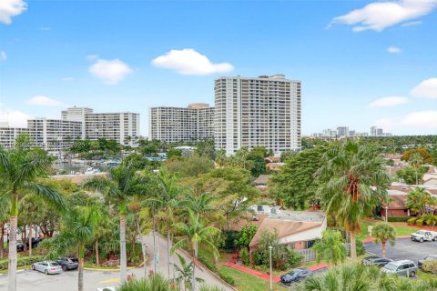 Condo in Hallandale Beach, Florida, 2 bedrooms  № 2061863 - photo 13