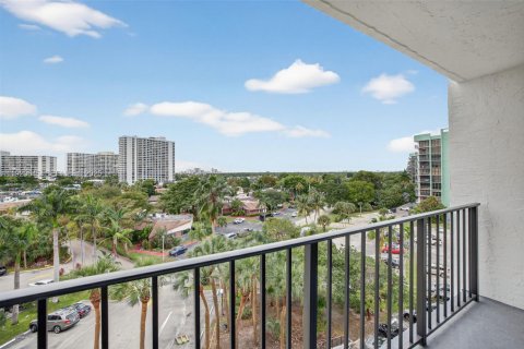 Condo in Hallandale Beach, Florida, 2 bedrooms  № 2061863 - photo 12