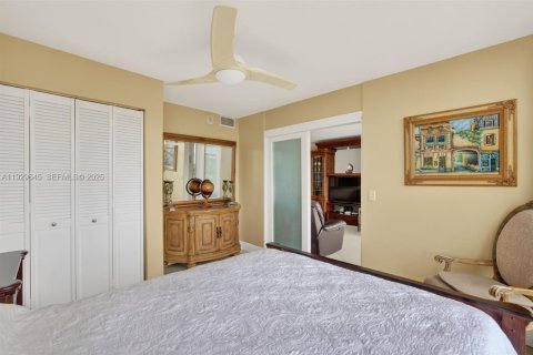 Condo in Hallandale Beach, Florida, 2 bedrooms  № 2061863 - photo 19