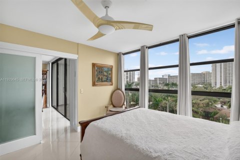 Condo in Hallandale Beach, Florida, 2 bedrooms  № 2061863 - photo 18
