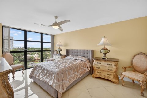 Condo in Hallandale Beach, Florida, 2 bedrooms  № 2061863 - photo 23