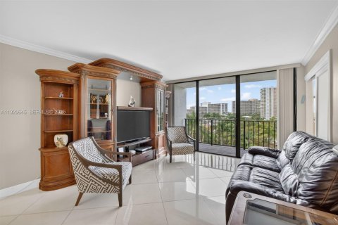 Condo in Hallandale Beach, Florida, 2 bedrooms  № 2061863 - photo 10