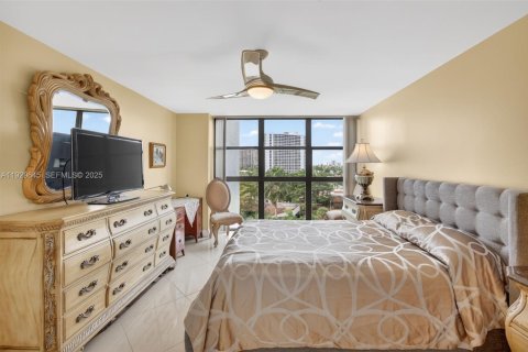 Condo in Hallandale Beach, Florida, 2 bedrooms  № 2061863 - photo 22