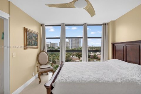 Condo in Hallandale Beach, Florida, 2 bedrooms  № 2061863 - photo 17