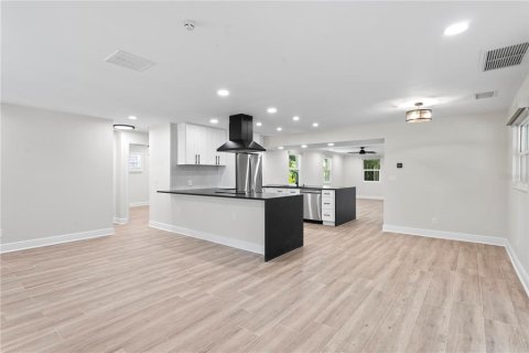 House in Saint Petersburg, Florida 3 bedrooms, 181.81 sq.m. № 1849844 - photo 6