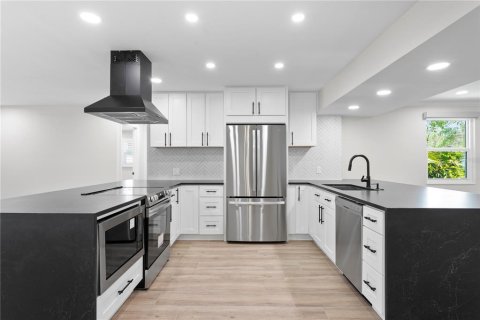 House in Saint Petersburg, Florida 3 bedrooms, 181.81 sq.m. № 1849844 - photo 4