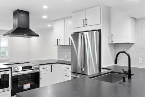 House in Saint Petersburg, Florida 3 bedrooms, 181.81 sq.m. № 1849844 - photo 11