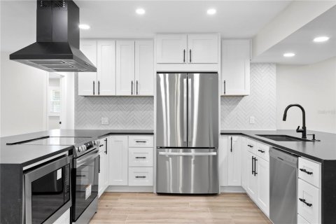 House in Saint Petersburg, Florida 3 bedrooms, 181.81 sq.m. № 1849844 - photo 5