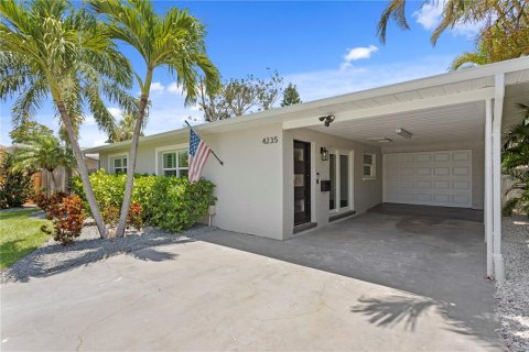 House in Saint Petersburg, Florida 3 bedrooms, 181.81 sq.m. № 1849844 - photo 1