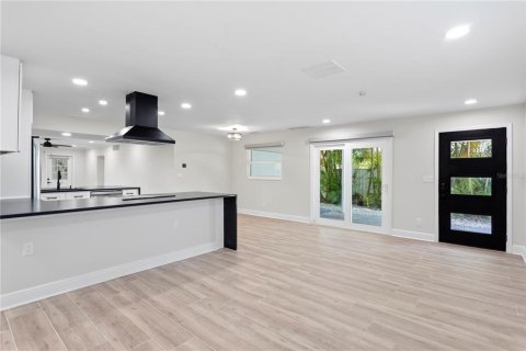 House in Saint Petersburg, Florida 3 bedrooms, 181.81 sq.m. № 1849844 - photo 2