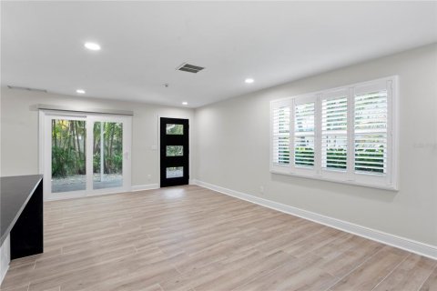 House in Saint Petersburg, Florida 3 bedrooms, 181.81 sq.m. № 1849844 - photo 8