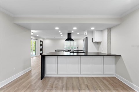 House in Saint Petersburg, Florida 3 bedrooms, 181.81 sq.m. № 1849844 - photo 10