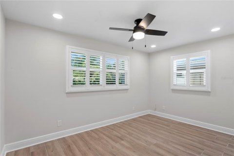 House in Saint Petersburg, Florida 3 bedrooms, 181.81 sq.m. № 1849844 - photo 13