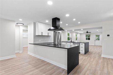 House in Saint Petersburg, Florida 3 bedrooms, 181.81 sq.m. № 1849844 - photo 7