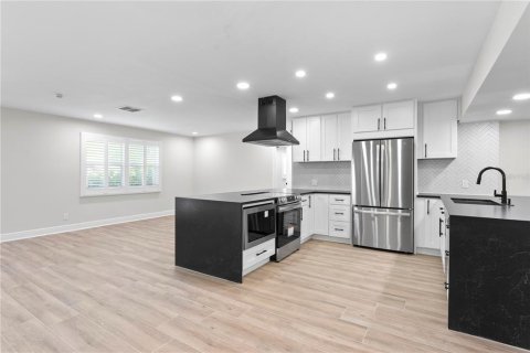 House in Saint Petersburg, Florida 3 bedrooms, 181.81 sq.m. № 1849844 - photo 9