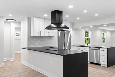 House in Saint Petersburg, Florida 3 bedrooms, 181.81 sq.m. № 1849844 - photo 3